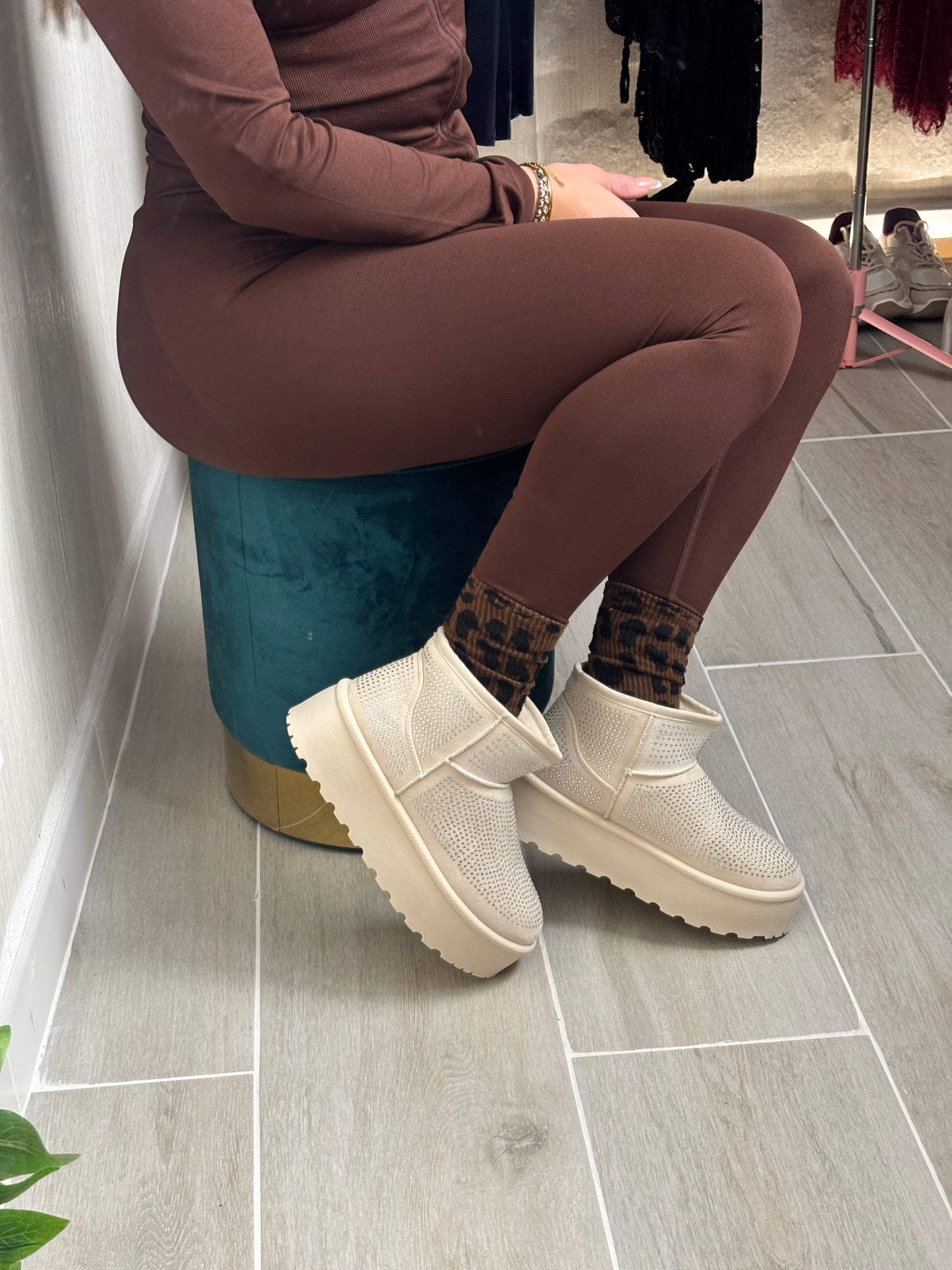 Botín Ugg brillo beige