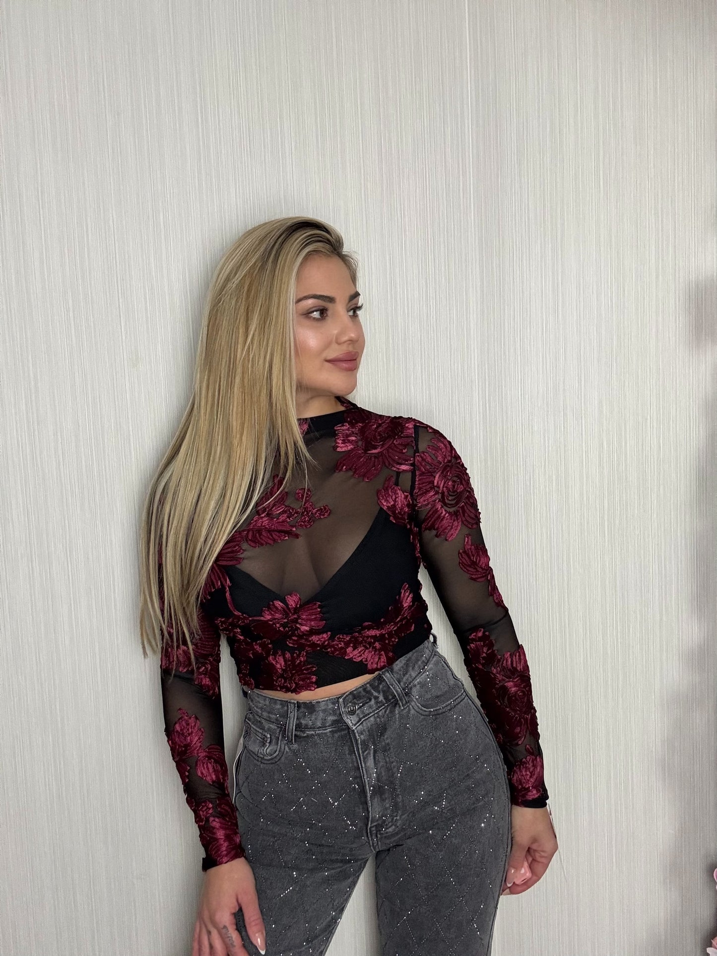 Camiseta bordada Burdeos