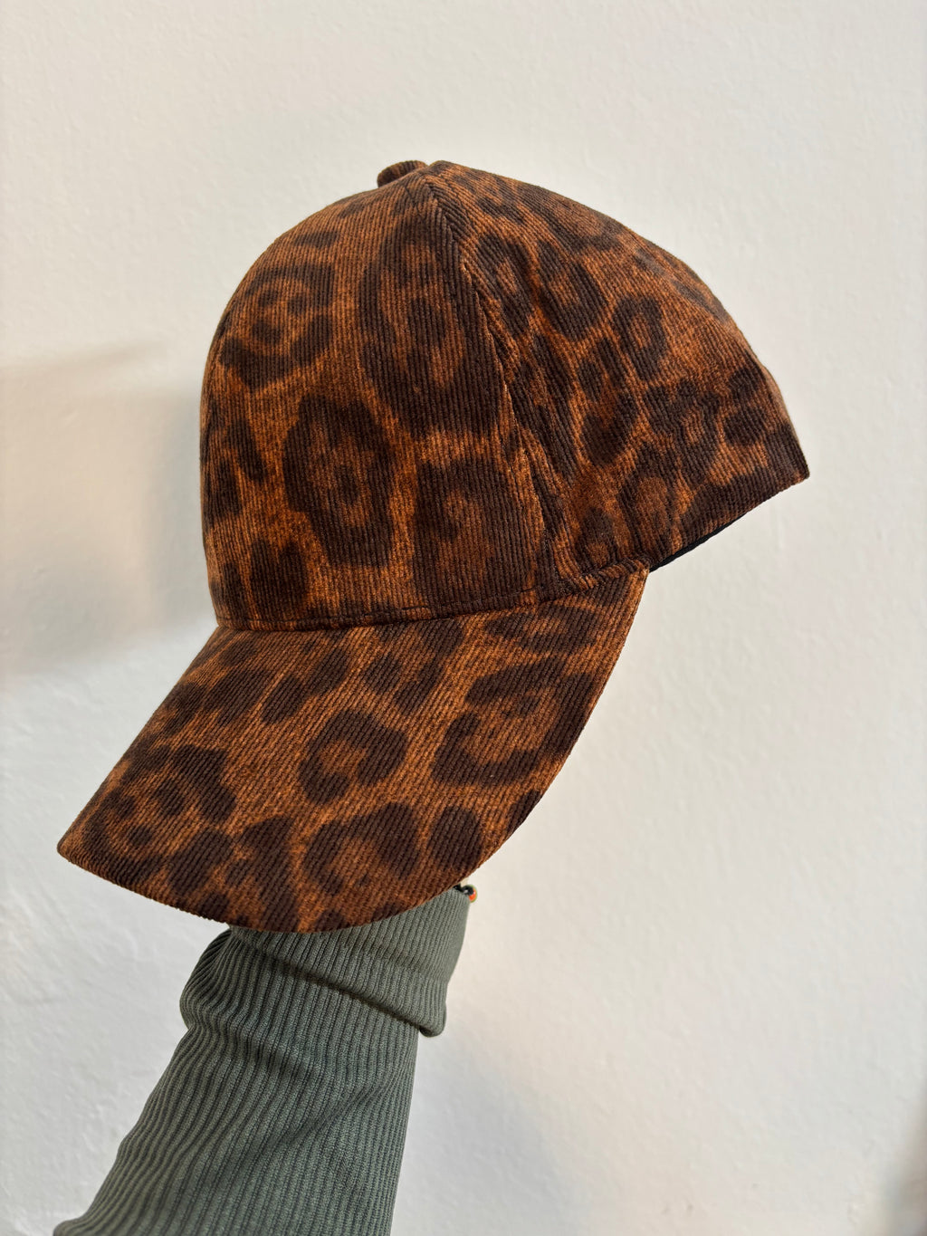 Gorra leopardo desgastada