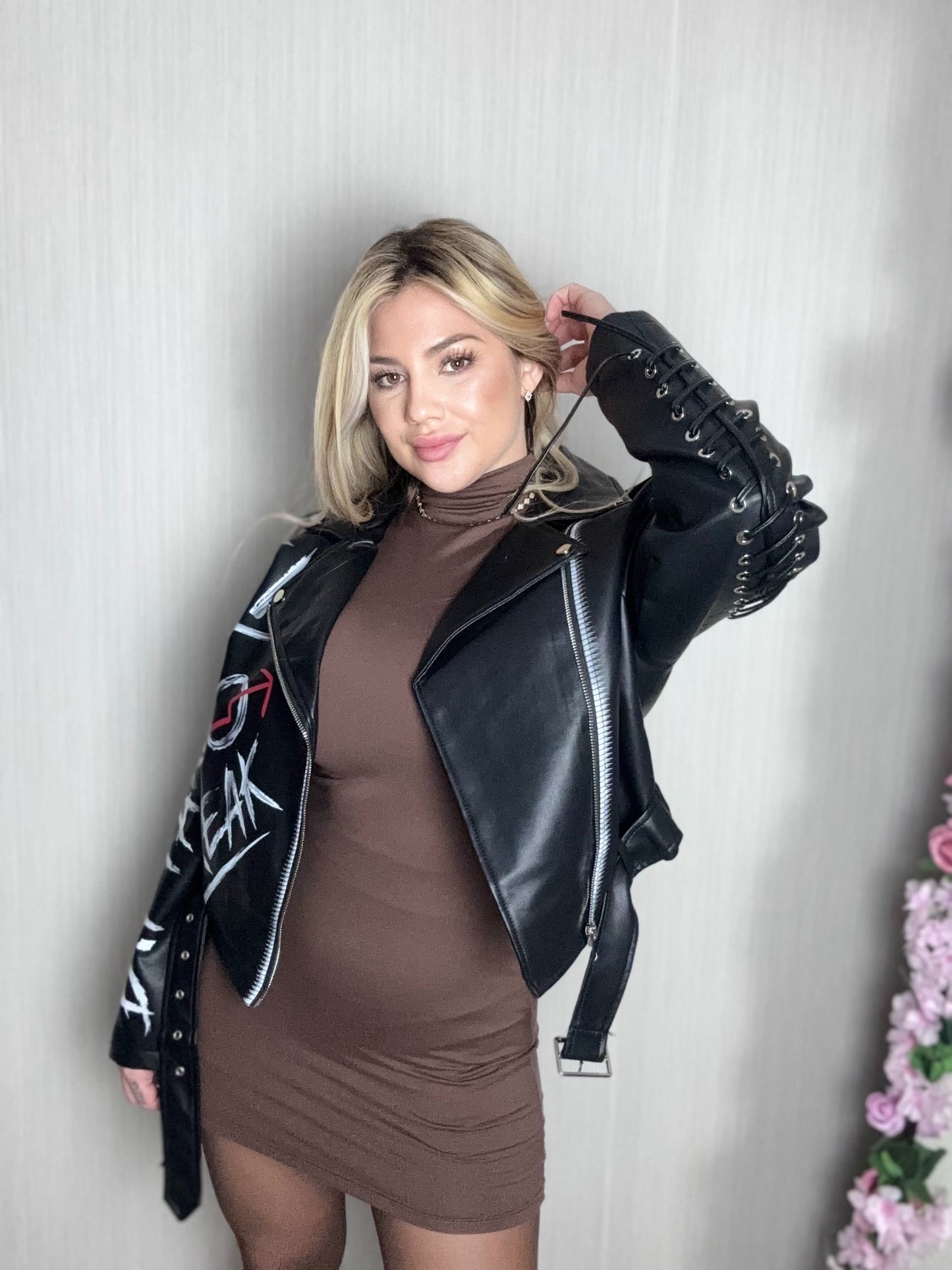 Cazadora grafiti negra