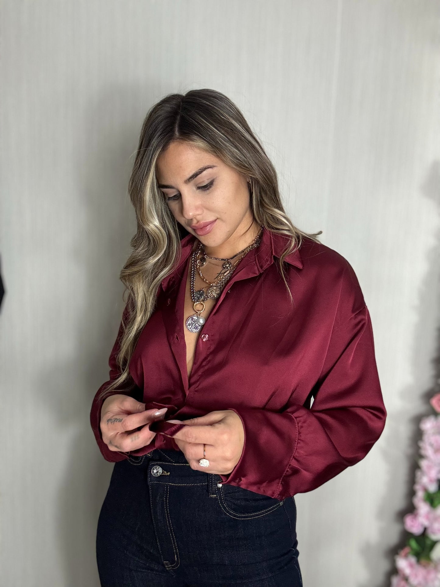 Camisa satín burdeos