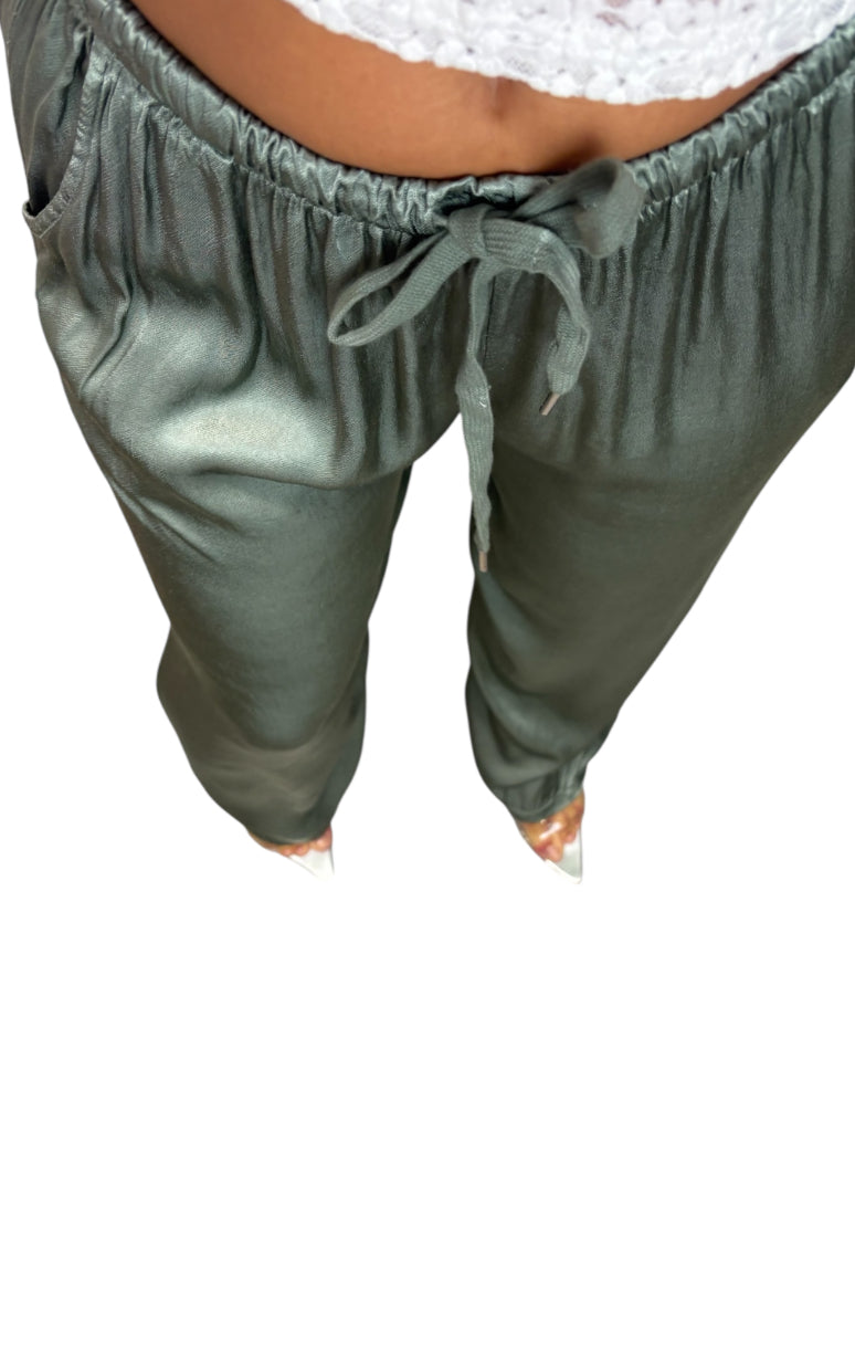 Pantalón satín oliva