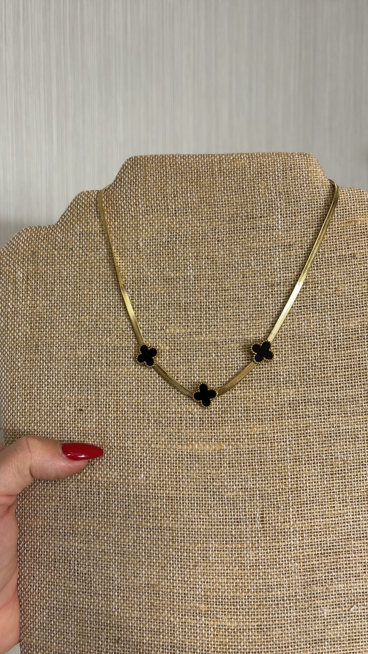 Gargantilla trébol negra
