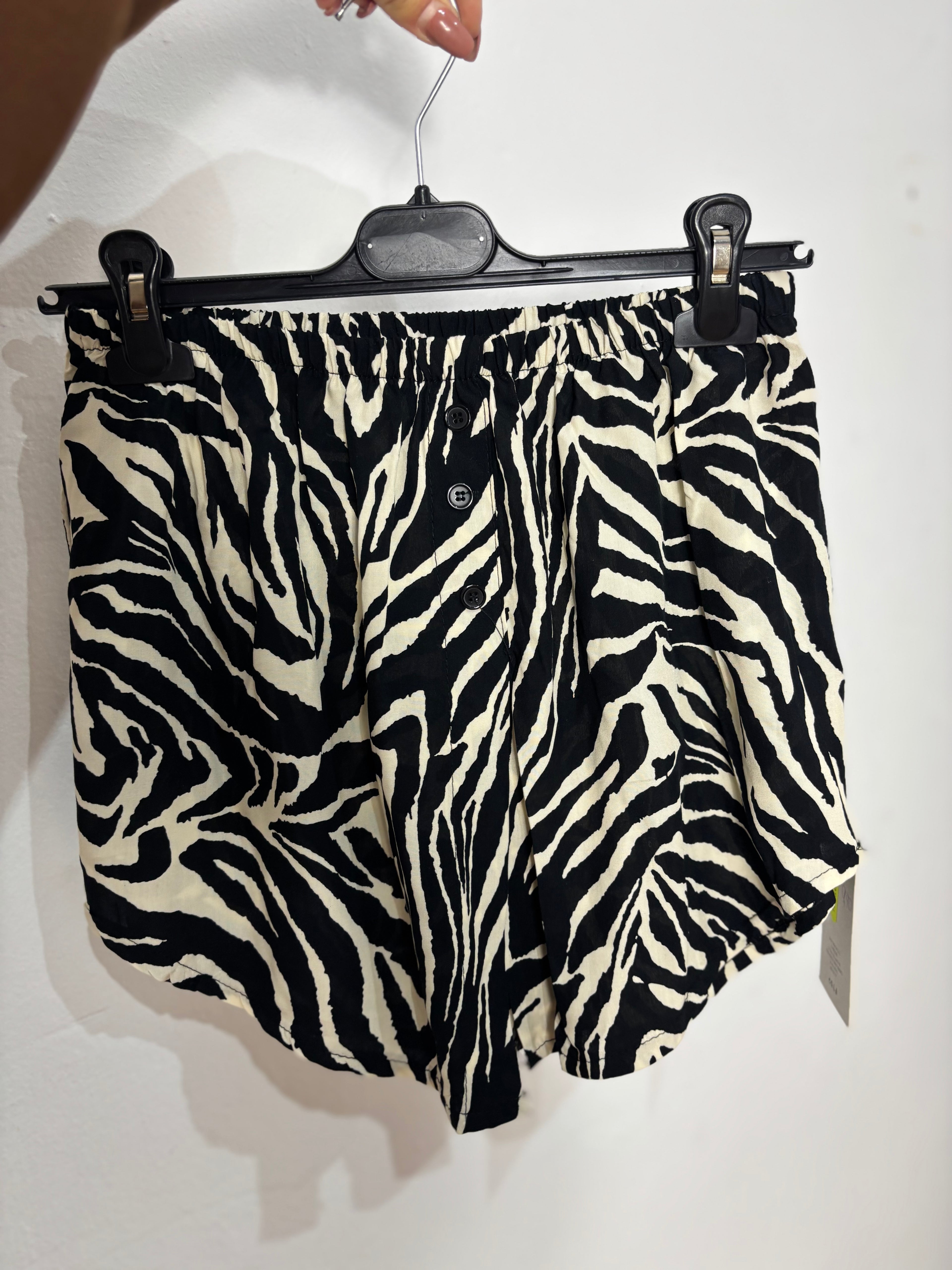 Bajo camisa cebra