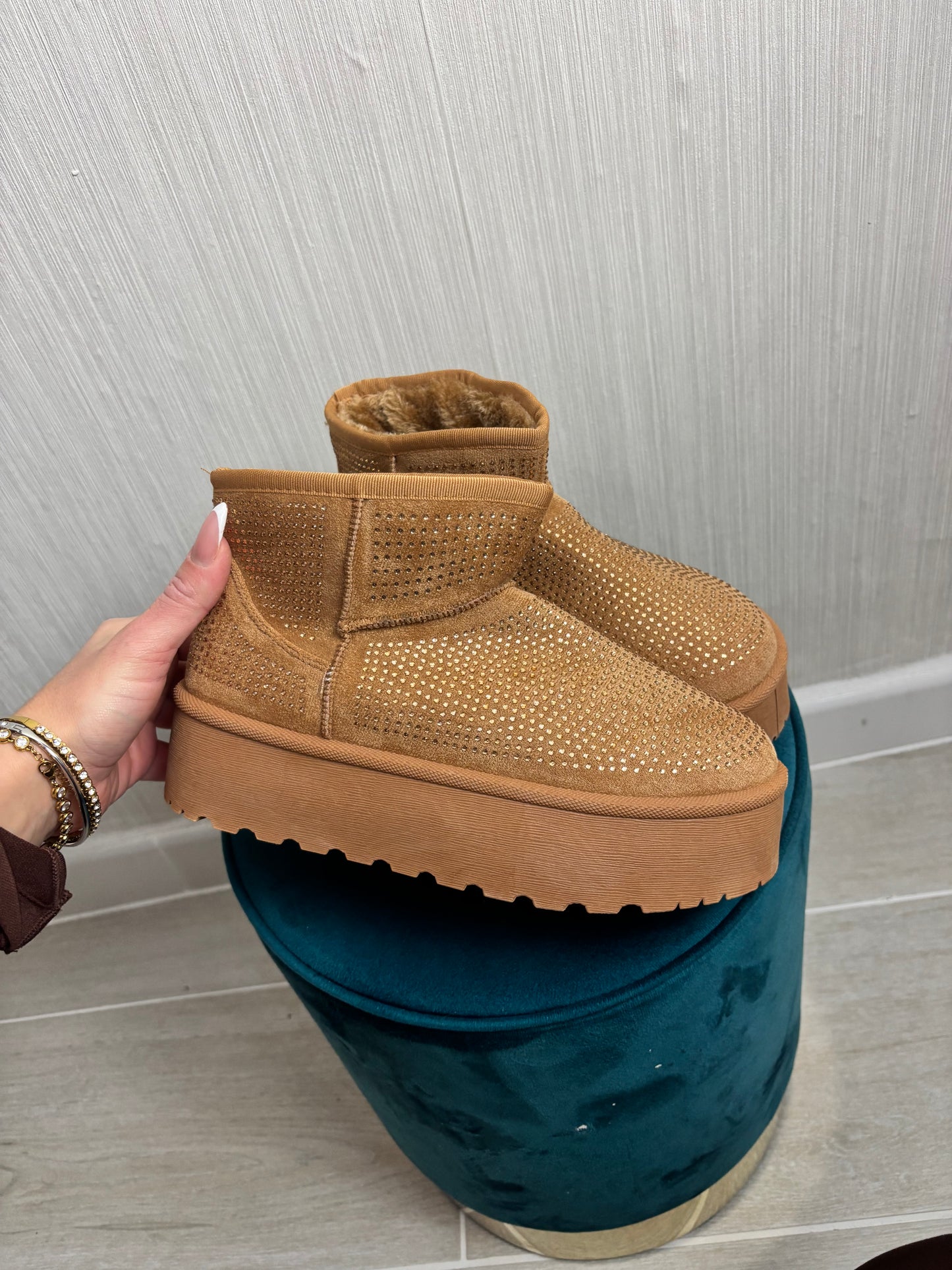 Botín Ugg brillo camel
