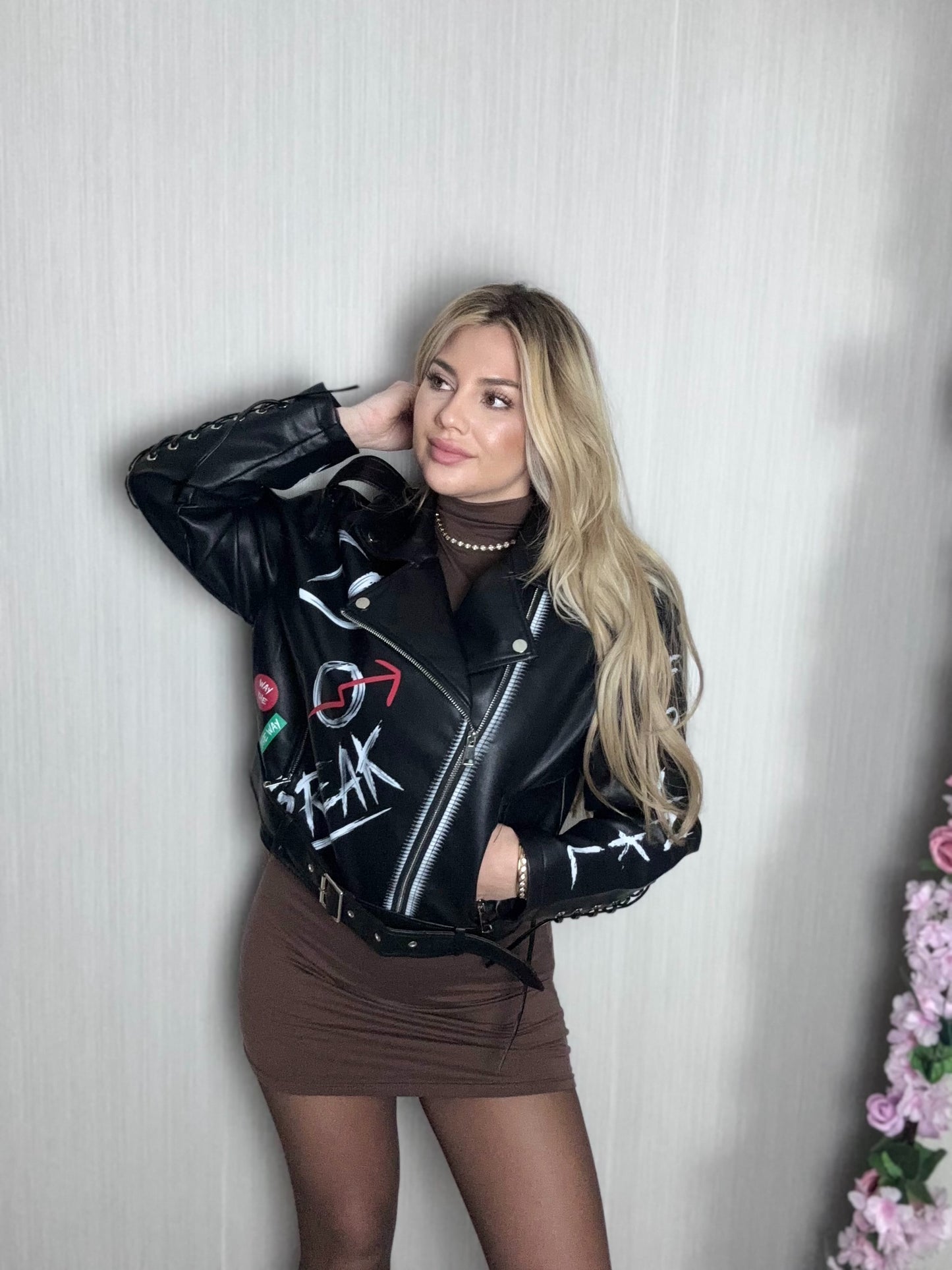 Cazadora grafiti negra